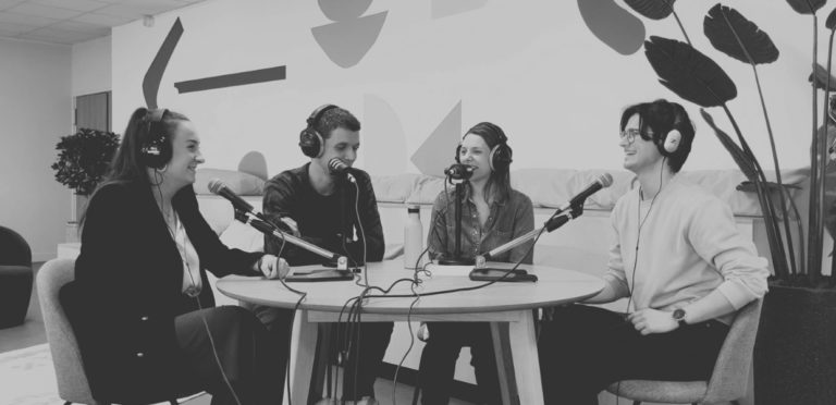 4 collaborateurs rossel Advertising France dont 3 alternants autour d'une table pour enregistrer un podcast sur l'alternance